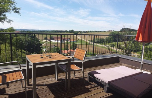 Bad Griesbach im Rottal Apartment | Far-reaching views and pool - ideal for golf and wellness