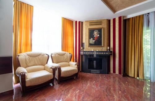 Haslau-Maria Ellend Apartment | Faraway Aparthotel Near Vienna Airport with Anytime Self Check in