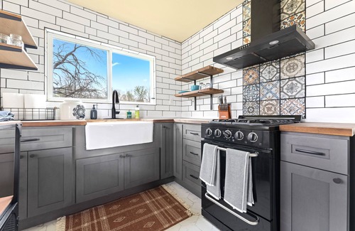 Del Valle Cabin | Farm Cabin on 5 Acres/20 min from DTA