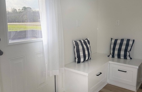Great Bridge East Cottage | Farm Cottage: The Cutest Retreat – 3-Bedroom Chesapeake Cottage with WiFi & AC!