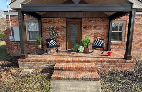 Great Bridge East Cottage | Farm Cottage: The Cutest Retreat – 3-Bedroom Chesapeake Cottage with WiFi & AC!