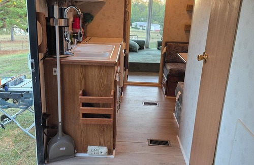 Water Valley Villa | Farm experience 3-bedroom tiny uome in Water Valley with AC -emus/donkey/cow ect