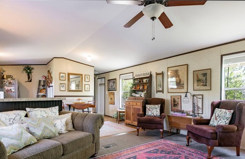Seguin Bed & Breakfast | Farm experience guest house B&B - Booking for SATX Rodeo-horse trailers welcome!