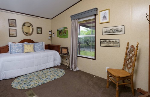 Seguin Bed & Breakfast | Farm experience guest house B&B - Booking for SATX Rodeo-horse trailers welcome!