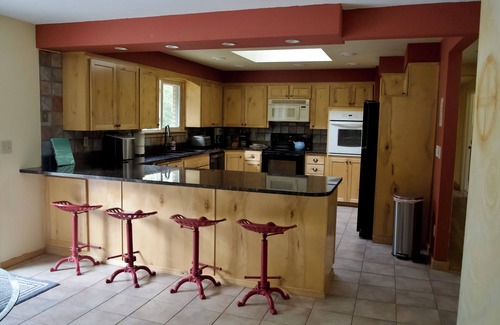 Mica House | Farm Getaway with hot tub and private indoor heated pool
