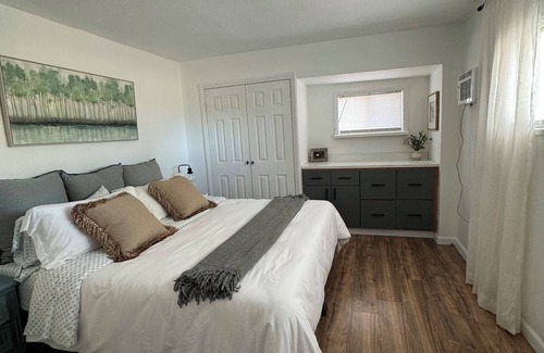 Upper Lake Other | Farm house 2 bedrooms cottage in Upper Lake with WiFi, AC, and family-friendly.