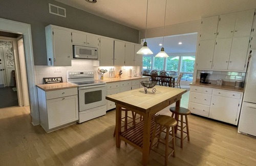 Three Oaks House | Farm house, loft & guest house Heated Pool Ponds Screened Gazebo Bocce court