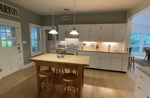 Three Oaks House | Farm house, loft & guest house Heated Pool Ponds Screened Gazebo Bocce court