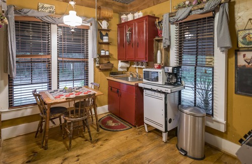 Glen Rose Cabin | Farm House River Cabin - Dinosaur Tracks just Upstream!
