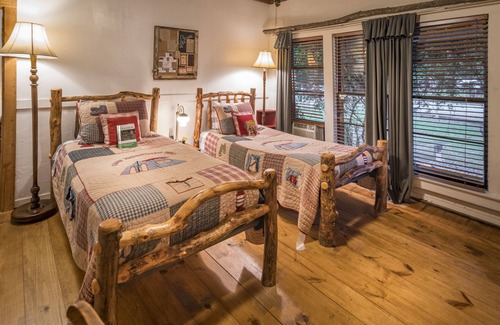Glen Rose Cabin | Farm House River Cabin - Dinosaur Tracks just Upstream!