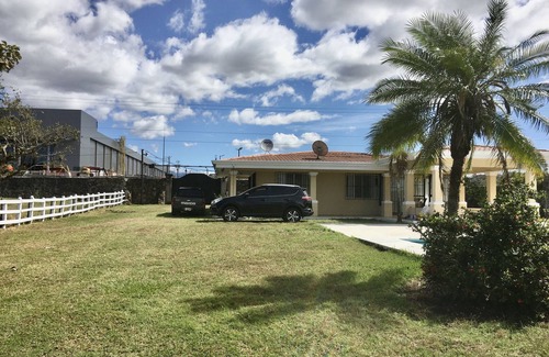 La Garita House | FARM IN THE CITY, HOUSE AND POOL 0.75 ACRES