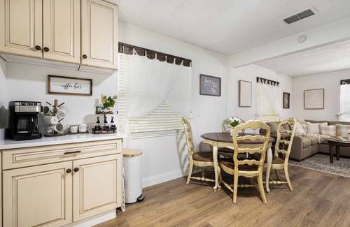 Alva House | Farm-ish Getaway 2-bedroom house in tranquil Alva surrounded by nature!