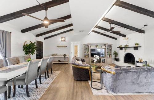 San Marcos House | Farm Retreat with Jacuzzi, Fire Pit, Mini Goats, Mini Ponies and Mini Cows