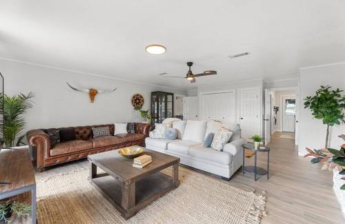 San Marcos House | Farm Retreat with Jacuzzi, Fire Pit, Mini Goats, Mini Ponies and Mini Cows