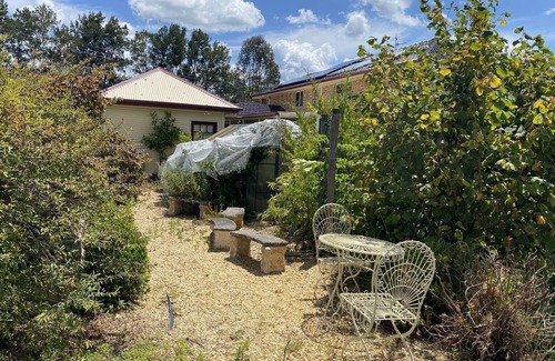 Thirlmere Cottage | Farm Stay at Camellia Cottage Pet Friendly