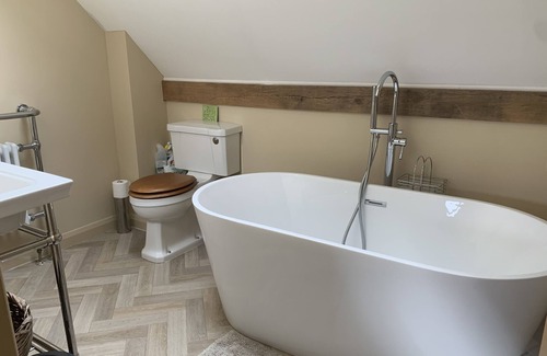 Tenbury Wells Cabin | Farm stay, dark skies, stars, stunning countryside and miles of walks.