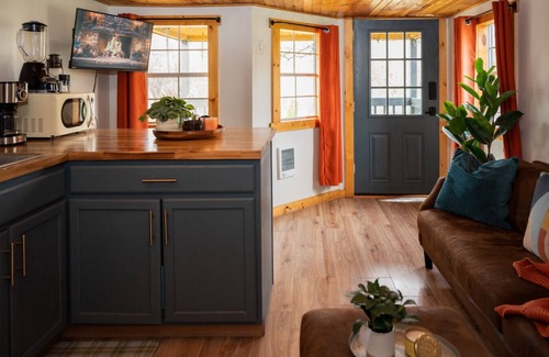 West Newton Cabin | Farm stay. Hot tub. Pond Nature views near dwntwn