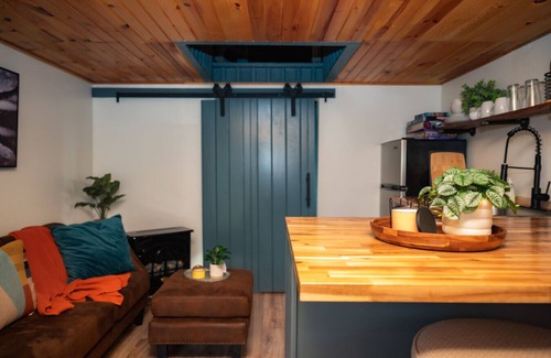 West Newton Cabin | Farm stay. Hot tub. Pond Nature views near dwntwn