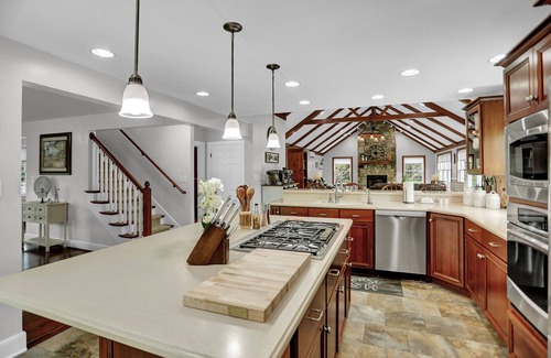 Loysville House | Farm stay -Sleeps 30 -Outdoor Kitchen, games