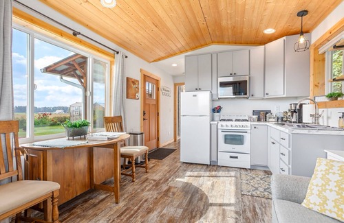 Lynden House | Farm Stay |Views*Hot Tub*Cozy.Quiet