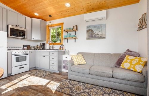 Lynden House | Farm Stay |Views*Hot Tub*Cozy.Quiet
