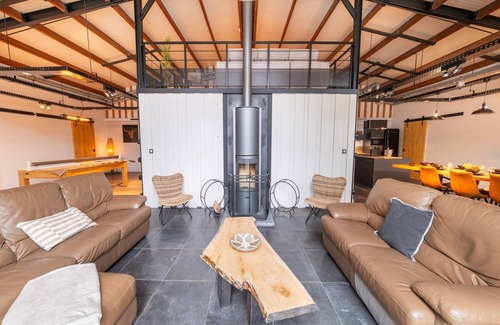 Ohey House | Farm Stay with Indoor Pool