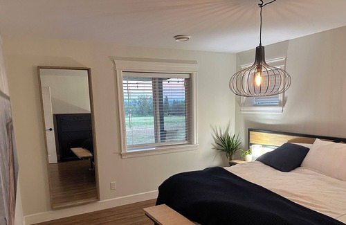 Langley House | Farm suite stay, close to all amenities! LEC, T-Bird, Fort Langley, Trinity.