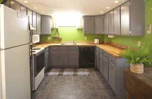 Pownal Apartment | FARM-TO-TABLE eating, good hot tub soak, S'mores around fire pit, seasonal POOL!