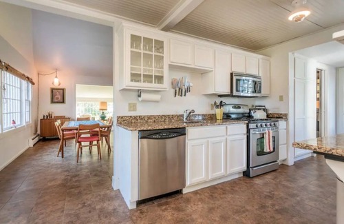 New Preston Cottage | Farm Valley Cottage + 60 ft Pool