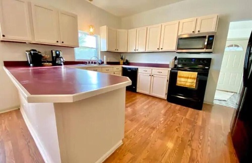 Webb City House | Farmer’s Market Bungalow- fenced yard w/fire pit