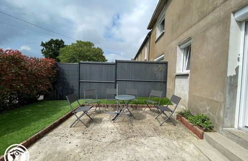 Saint-Aubin-des-Ormeaux Cottage | Farmhouse Stay Near Puy du Fou: Relaxing Rural Retreat with Terrace and Modern Amenities
