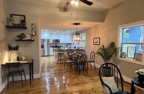 Taylor Other | Farmhouse ! 1 min to Randy’s Icehouse, Tx Beer Co & Taylor Liquor & 5 Samsung