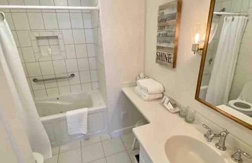 West Dover House | Farmhouse 3 - Farm Road Estate - 3mi to Mt Snow