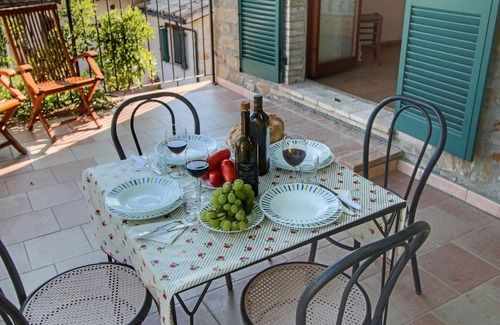 Gualdo Cattaneo House | Farmhouse Bliss With Pool, Wine and Tails