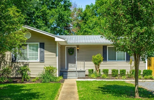 East Ridge House | Farmhouse Bungalow | Close to Hamilton Mall + Downtown!