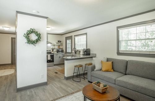 East Ridge House | Farmhouse Bungalow | Close to Hamilton Mall + Downtown!
