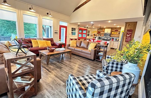 Glenwood House | Farmhouse: Caddo River Cabin with a Slide, & Fire pit+Swings+Hammocks+Volleyball