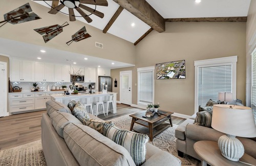 Waco House | Farmhouse Charm - Waco/Magnolia/Baylor