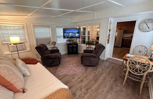 Burgaw House | Farmhouse Charm with acres to roam and close to downtown Burgaw