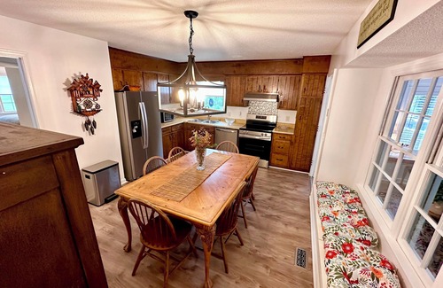 Burgaw House | Farmhouse Charm with acres to roam and close to downtown Burgaw
