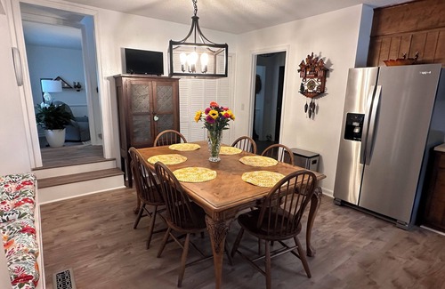 Burgaw House | Farmhouse Charm with acres to roam and close to downtown Burgaw