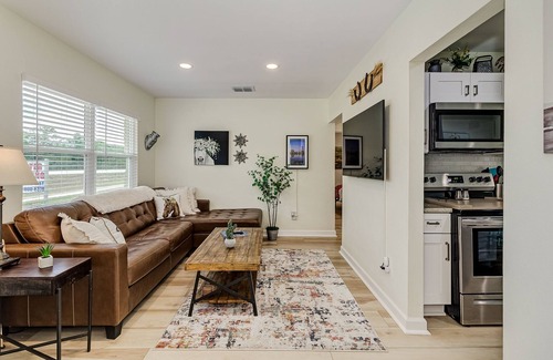 Lakeland House | Farmhouse Chic Luxe 3/2 Home near I4