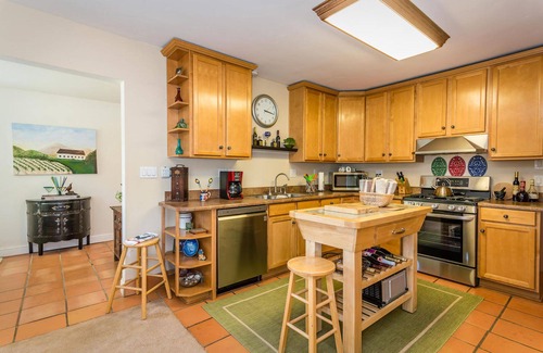 Callender House | Farmhouse Close to Beach, 3 Bedroom, 2 Bath (Sleeps 6)