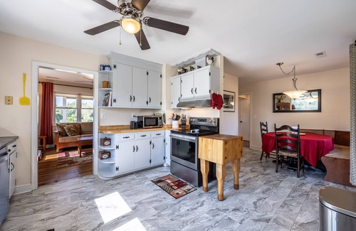 Pratts Other | Farmhouse close to Wedding venues, Wineries, breweries, shops. Dogs welcome!