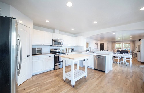 Nampa House | Farmhouse Comfort in Nampa! Relax and unwind!