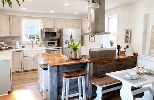 Columbia House | Farmhouse & Cottage near DT, USC