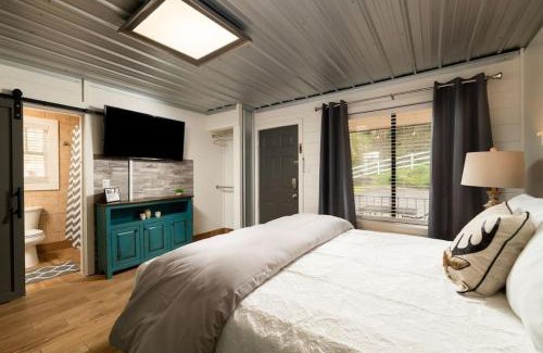 Gatlinburg House | Farmhouse Cottage 6 Close to Downtown