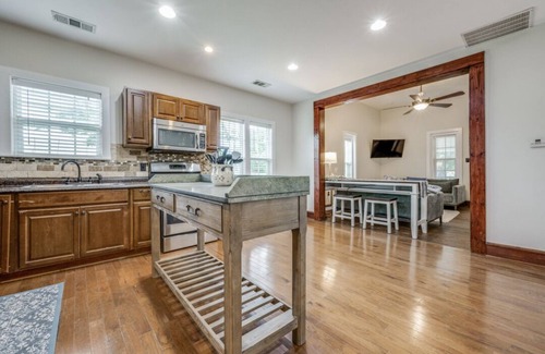 Justin Other | Farmhouse cuteness in Quaint Justin Tx, Walk to old town and enjoy! n