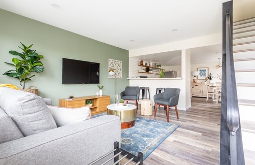 Midway City Condo | Farmhouse Getaway: 2 Bdr Condo near Disneyland & Little Saigon