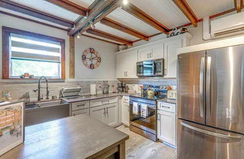 Four Corners House | Farmhouse Hideaway w/Covered Patio in Kissimmee
